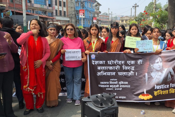 इनिशा हत्या प्रकरण : न्याय माग गर्दै पद्माकन्या कलेजका छात्राको प्रदर्शन